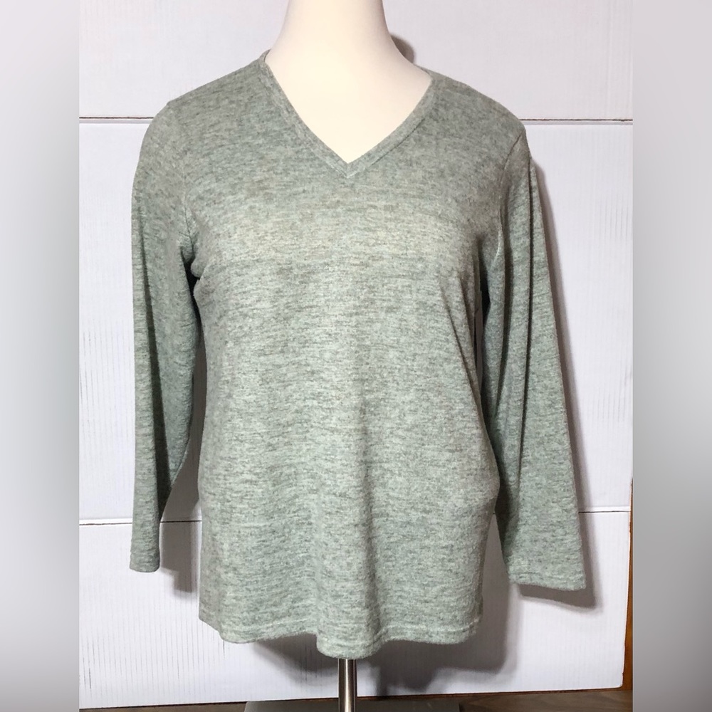 Bobbie Brooks Women’s 3X v-neck light weight gray sweater 27” L 23” p2p